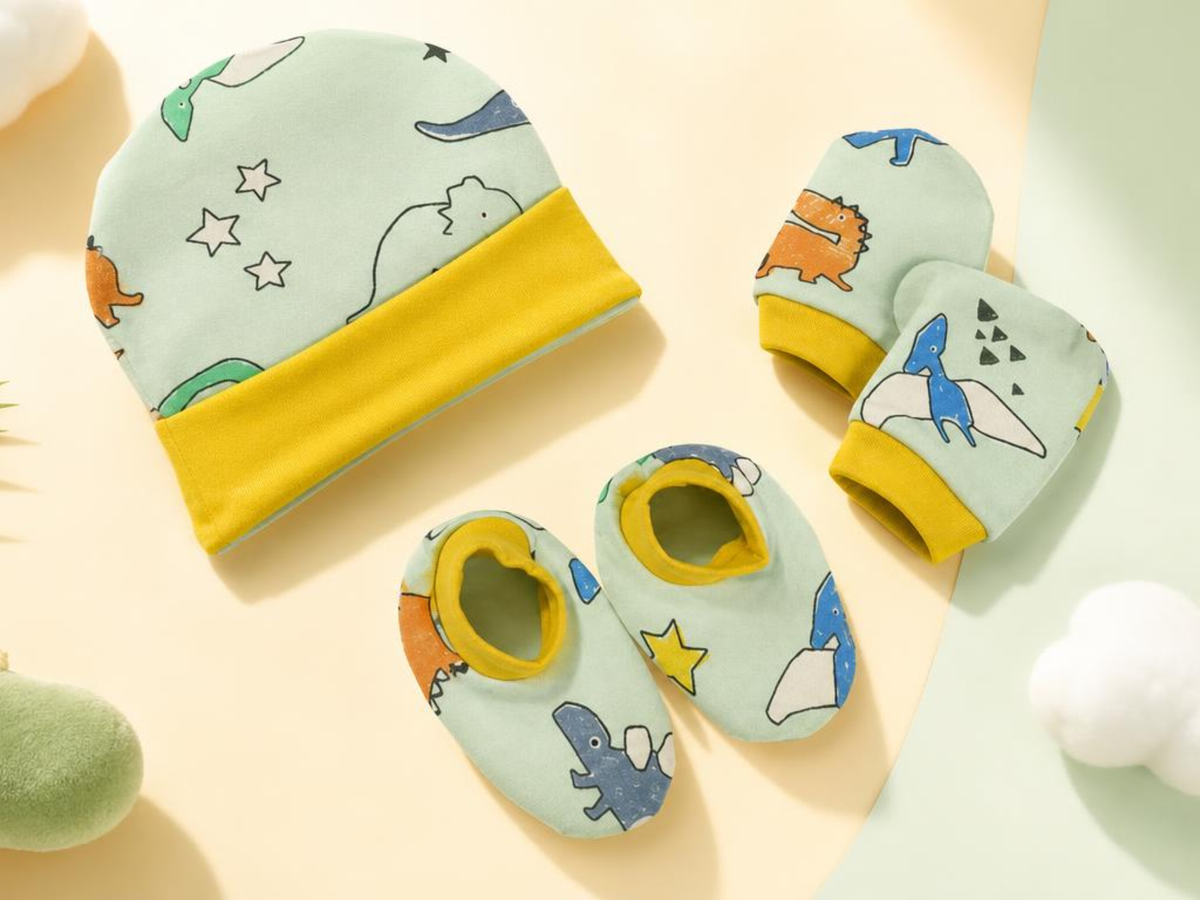 Newborn baby cap, socks and mittens set by Jumbo Maama Toys